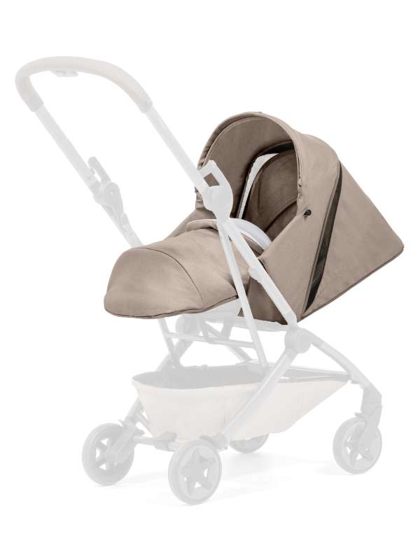 Vista lateral del asiento reversible Joolz Aer&sup2; totalmente reclinado, ideal para reci&eacute;n nacidos gracias a su estructura tipo nido.